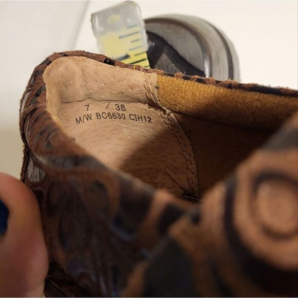 Born Concept BOC Brown Floral/Paisley Embossed Leather Closed Back Clogs Sz.7/38 - Picture 6 of 8
